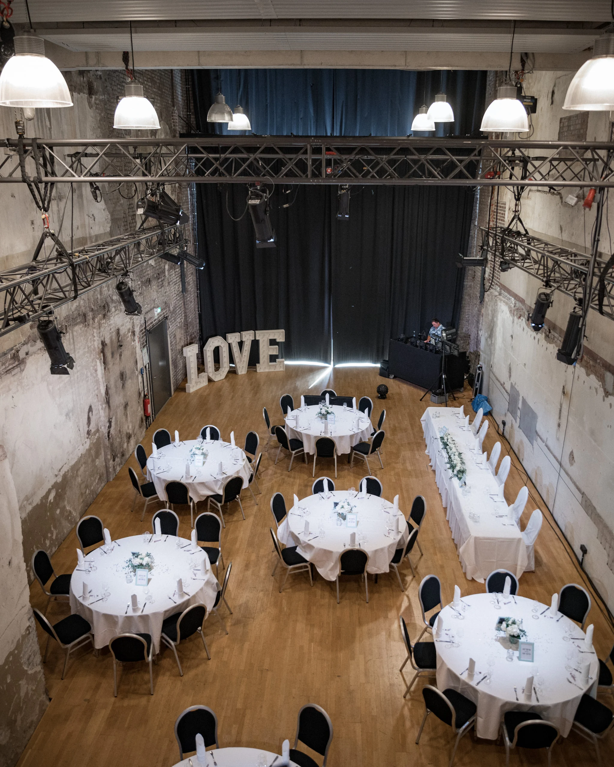 Festlich gedeckte Hochzeitstische im Dampfgebläsehaus der Jahrhunderthalle Bochum