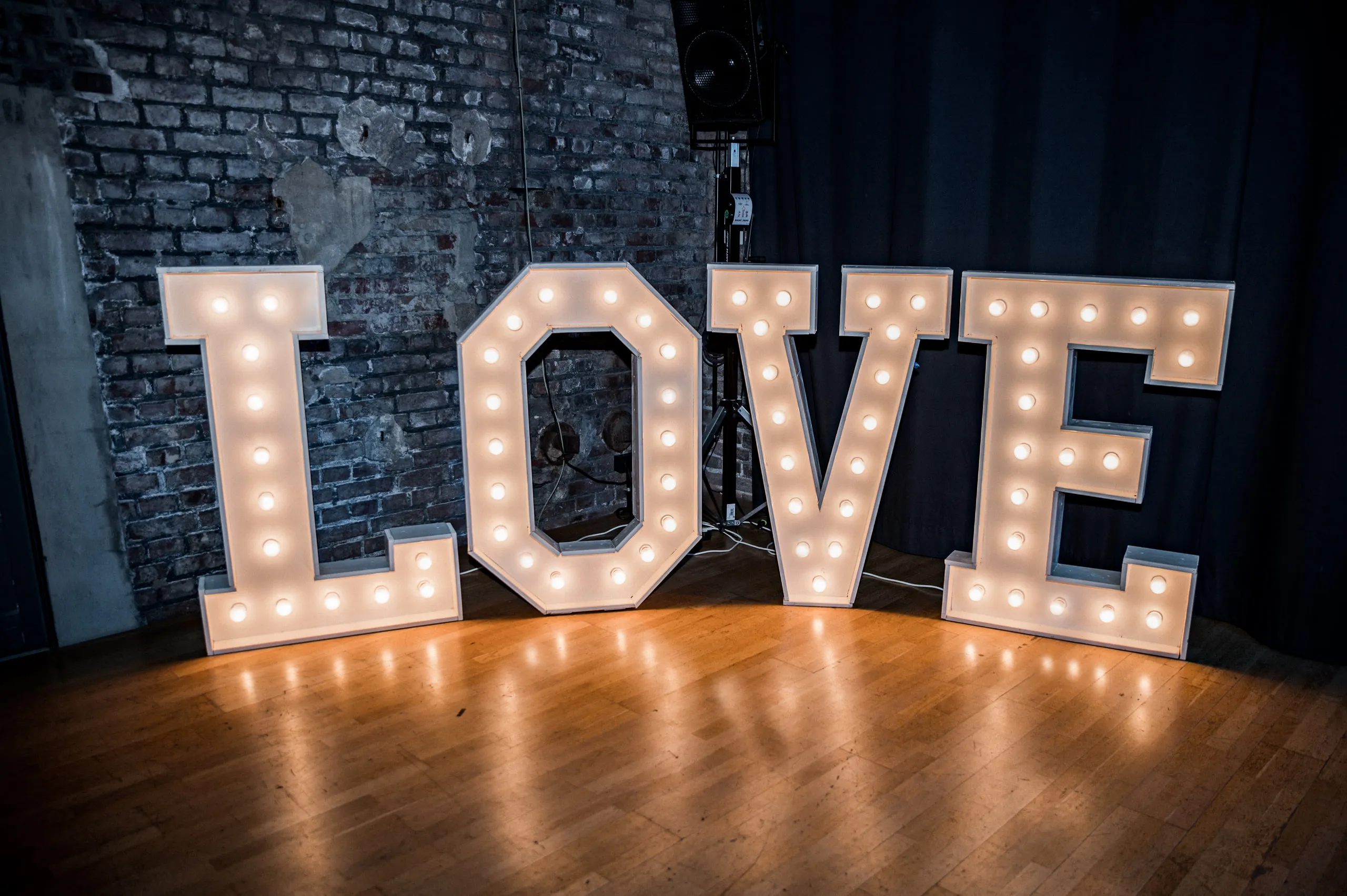 Leuchtende LOVE Buchstaben als Hochzeitsdekoration im Dampfgebläsehaus