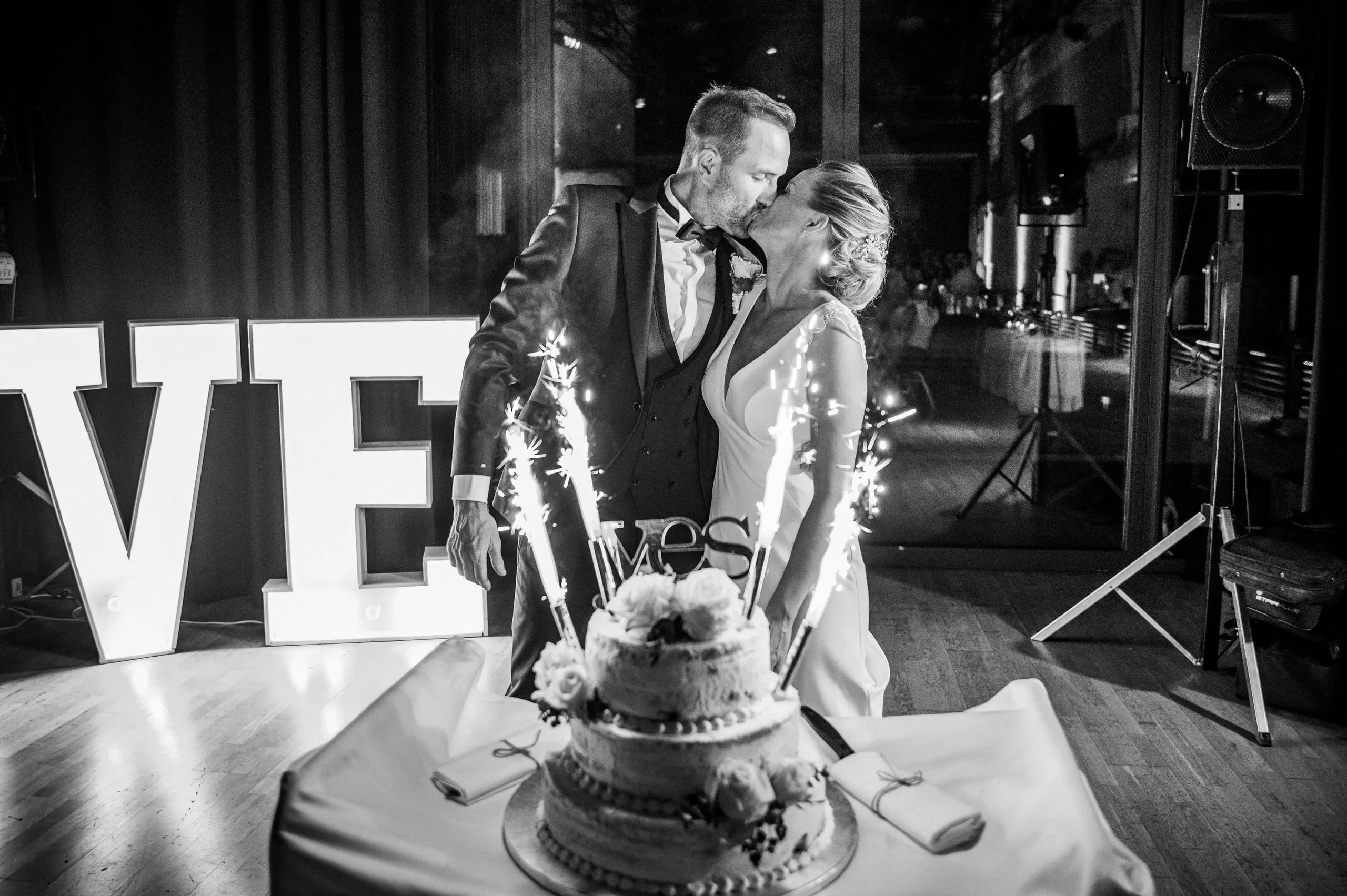 Hochzeitstorte mit Wunderkerzen bei einer Feier in der Jahrhunderthalle Bochum
