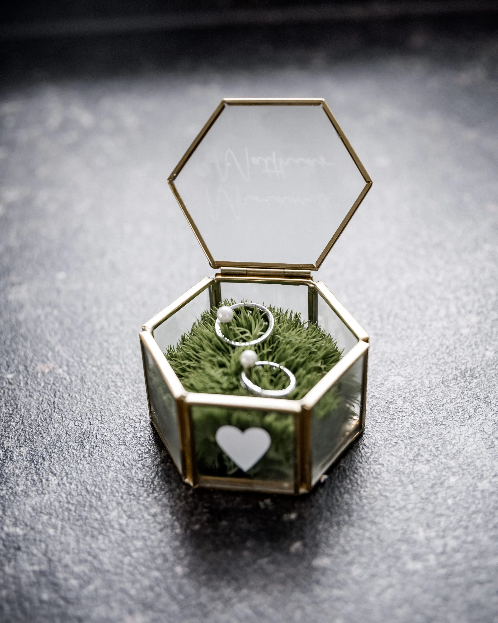 Trauringe in einer Glasbox als Detail einer Hochzeit in Bochum