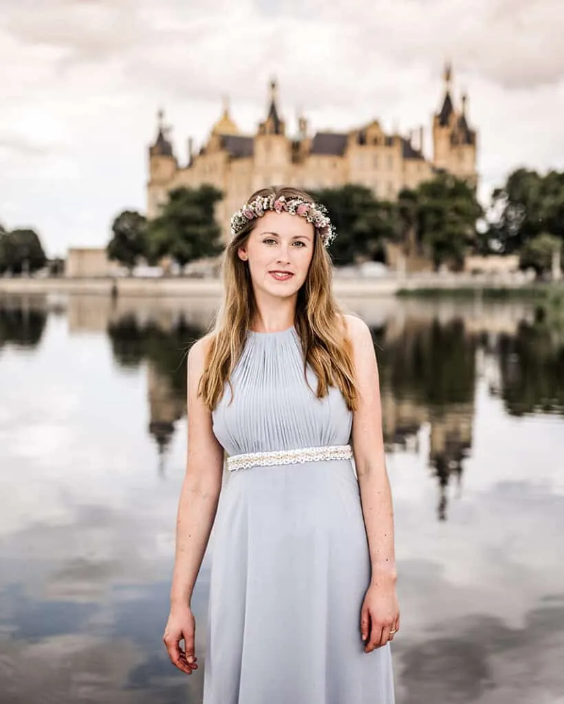 Editorial Portrait mit historischer Architektur und Schlosskulisse