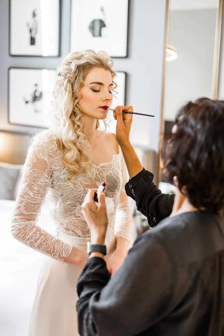 Braut im Hotel beim Fotoshooting in Hamburg