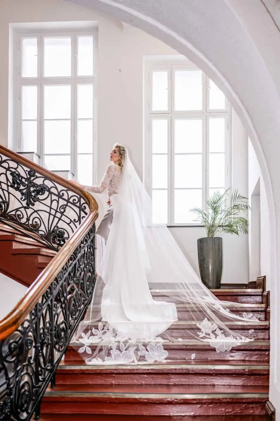 Braut mit Bouquet im Treppenhaus