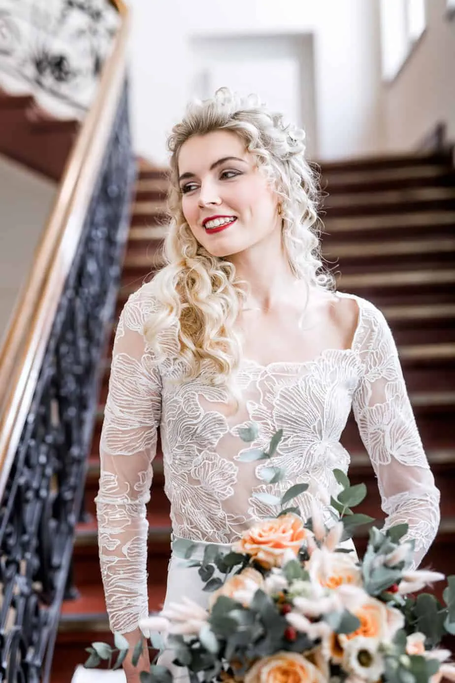 Hochzeitsfoto einer Braut im eleganten Innenraum