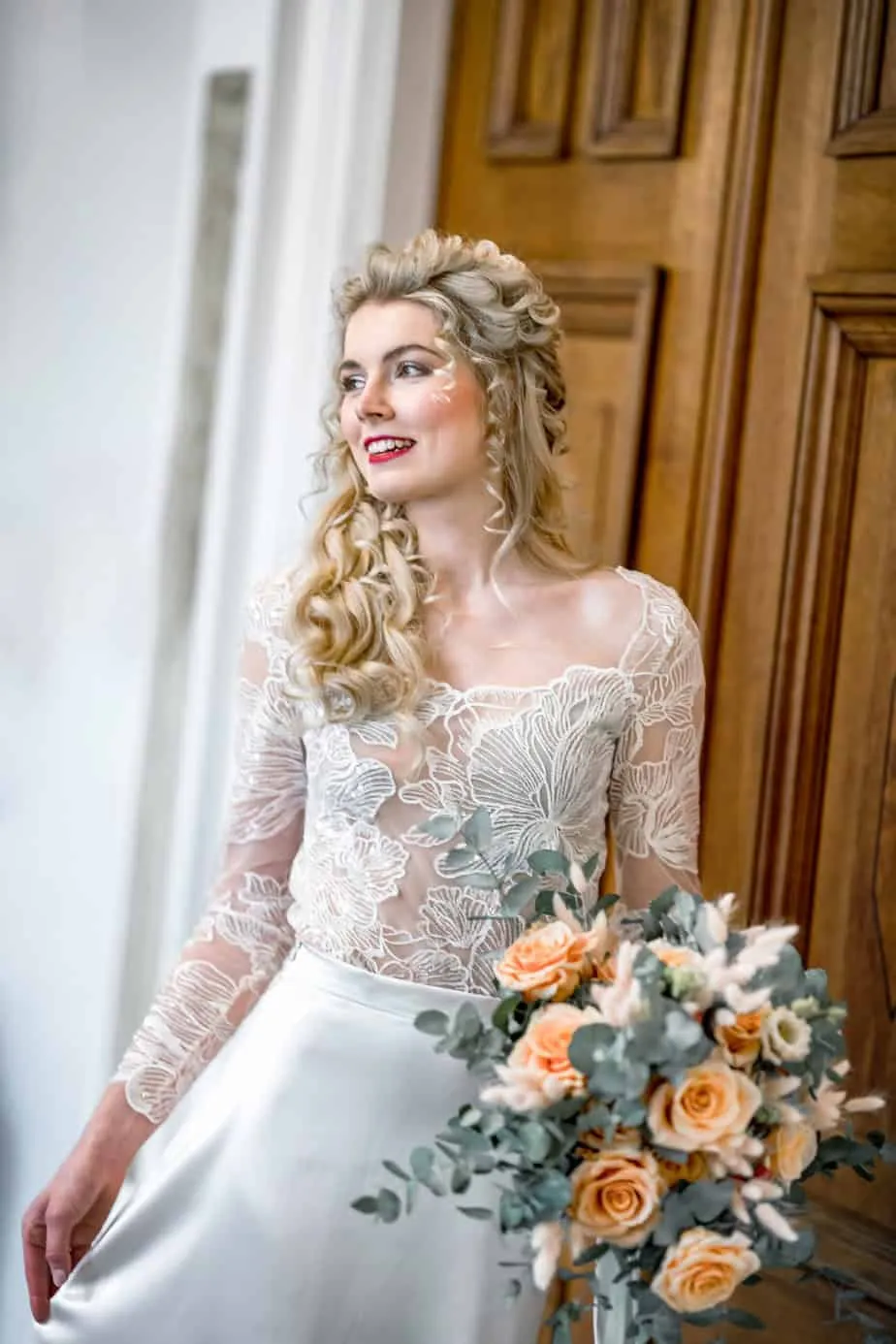 Brautportrait im Innenraum der Fraser Suites