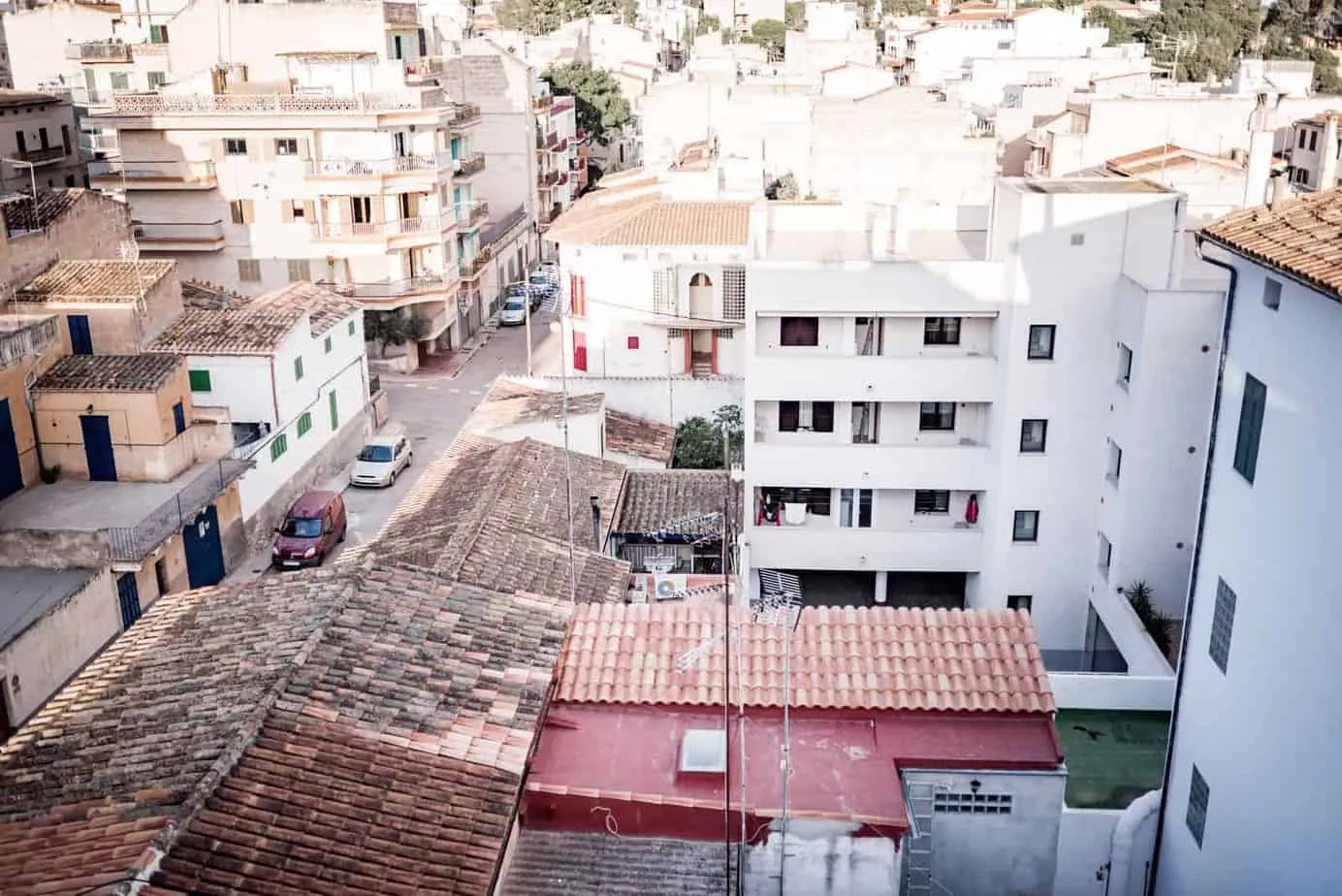 Blick über Dächer und helle Häuser auf Mallorca
