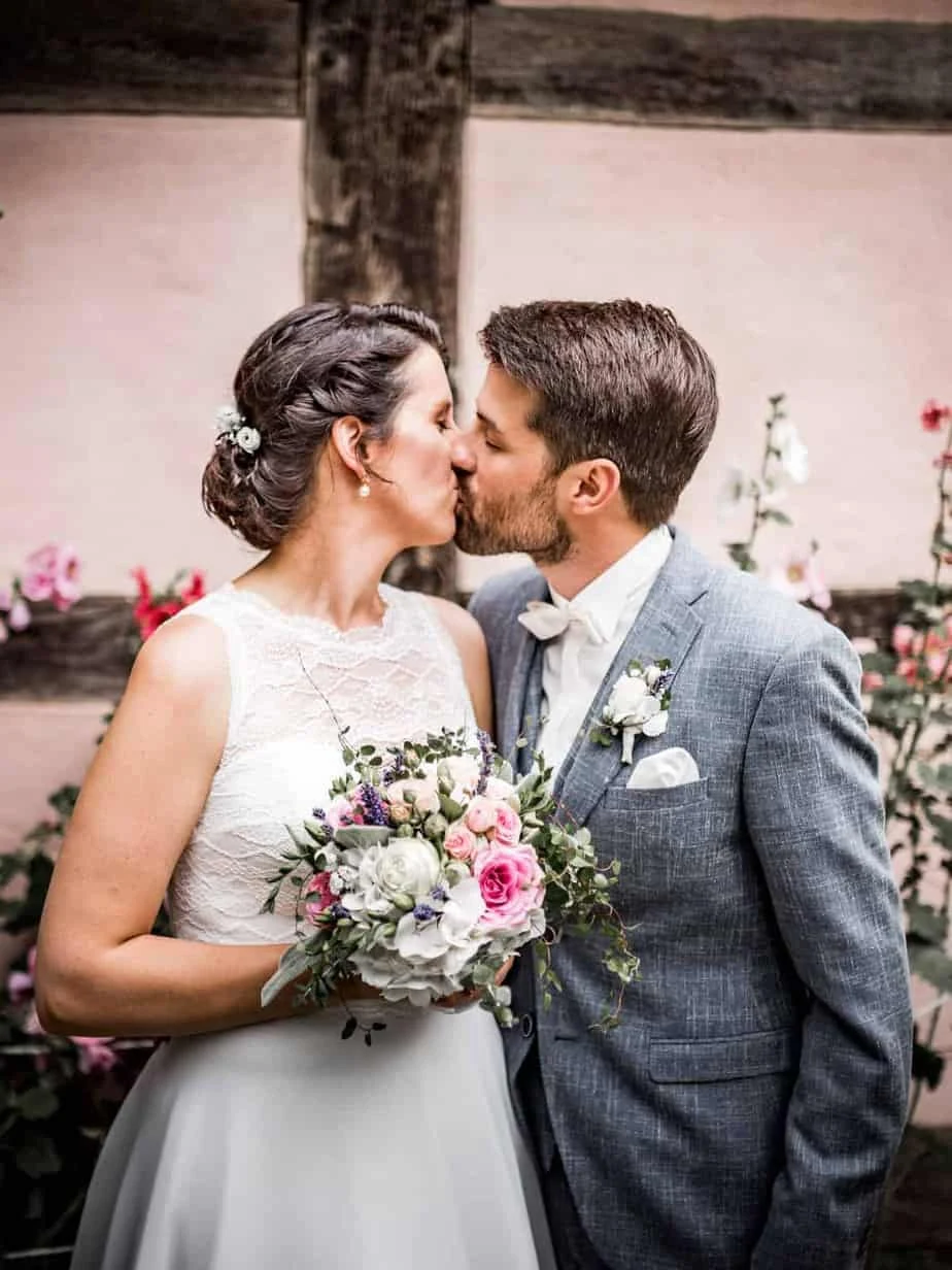Steffi und Dominik küssen sich bei ihrer Hochzeit in der Nordheide