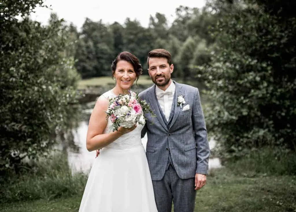 Brautpaar beim natürlichen Hochzeitsshooting am See