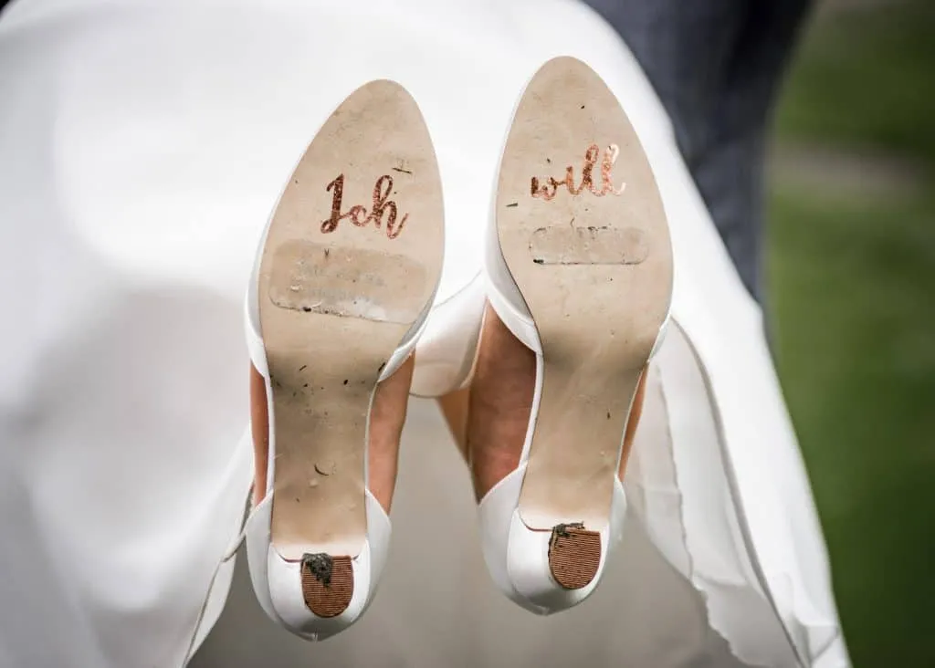 Brautschuhe mit der Aufschrift Ich will