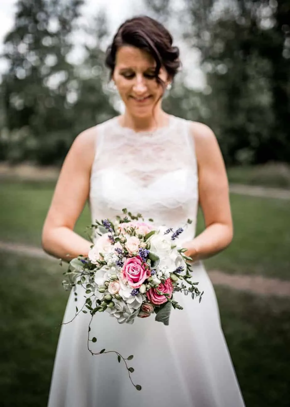 Braut Steffi mit ihrem rosa-weißen Brautstrauß