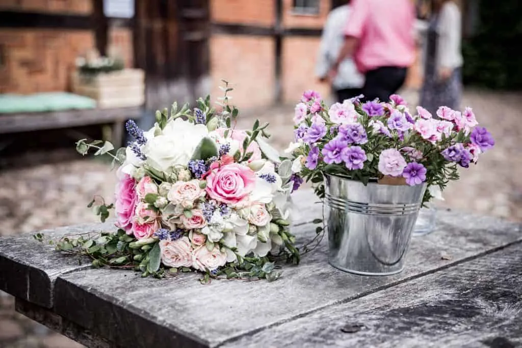 Brautstrauß und Blumenarrangement auf der Hochzeitsfeier