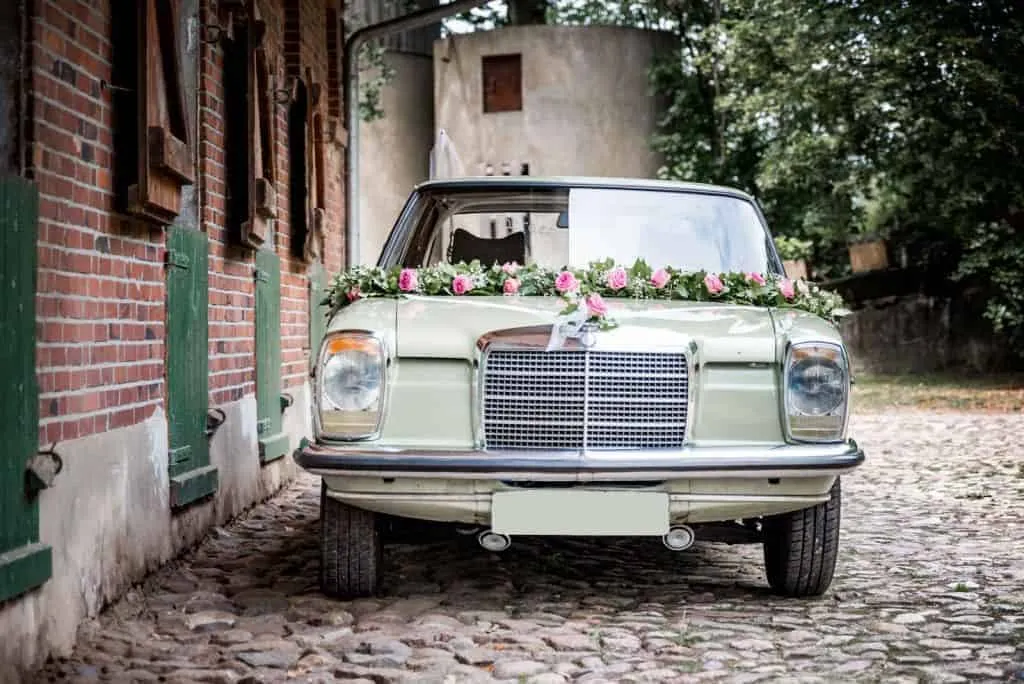 Geschmückter Mercedes Oldtimer als Hochzeitsauto in der Nordheide