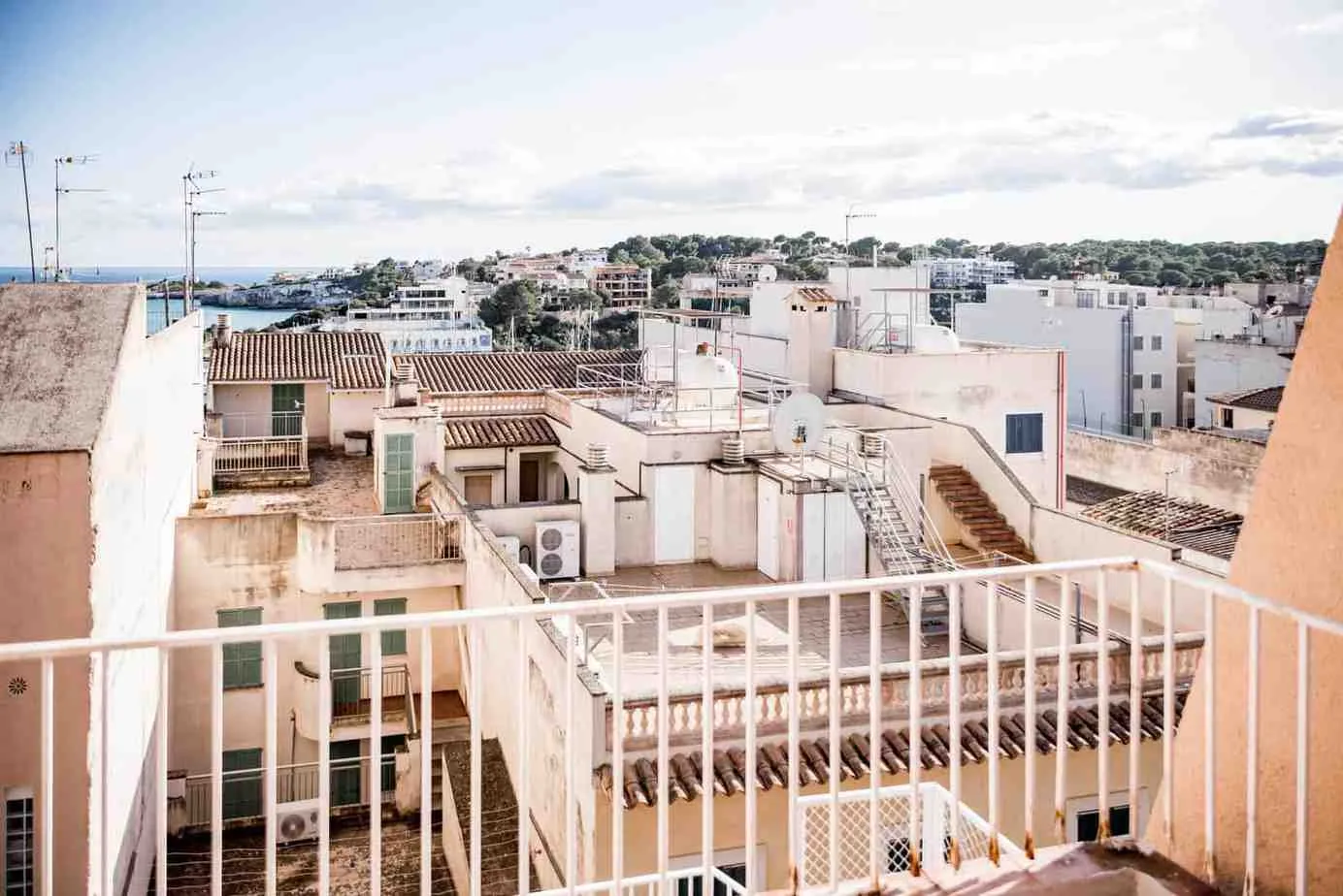 Mediterraner Ausblick von einer Dachterrasse auf Mallorca