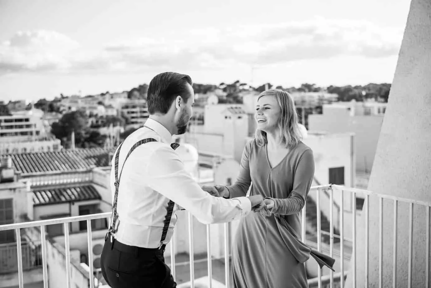 Paar tanzt bei einem Schwarzweiß-Shooting auf Mallorca