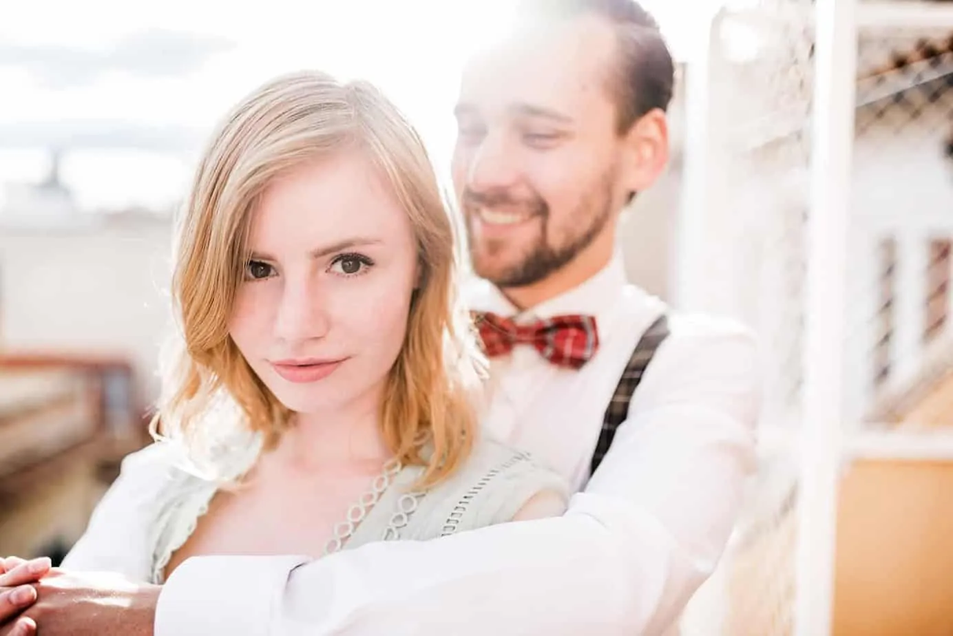 Natürliches Paarportrait mit Blick über den Ort auf Mallorca