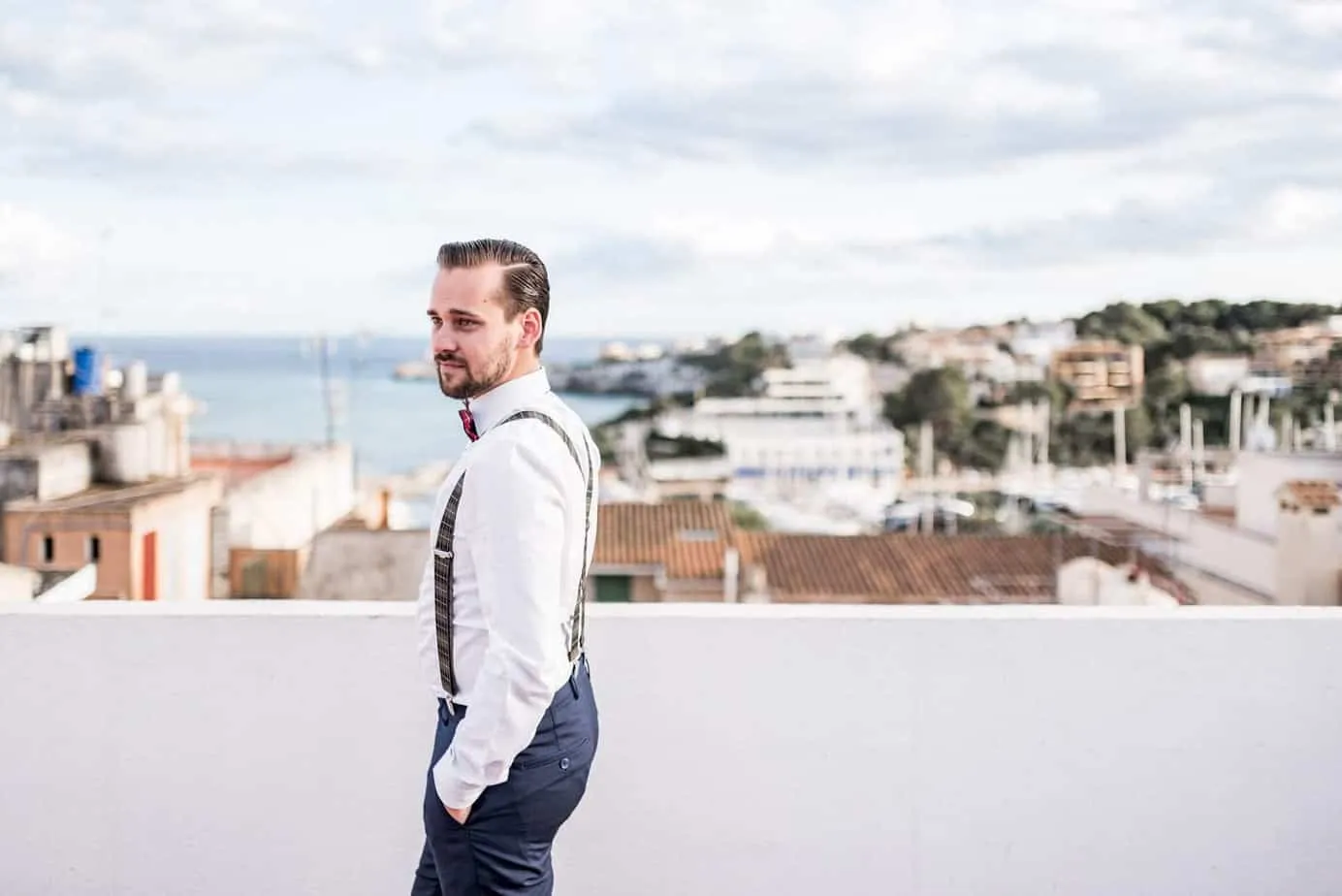 Portrait eines Mannes mit Meer- und Stadtblick auf Mallorca