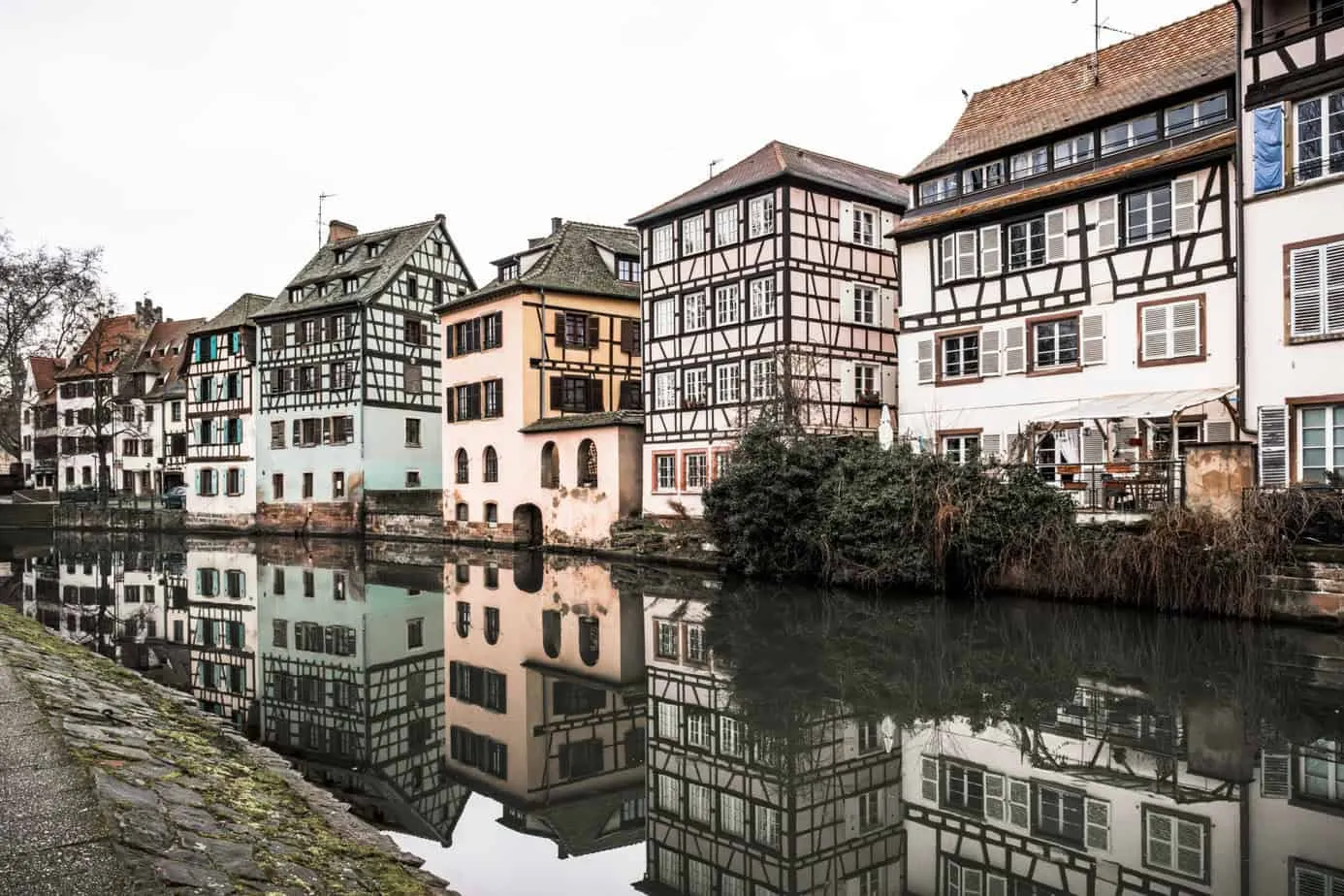 Städtische Szene am Kanal in Strasbourg