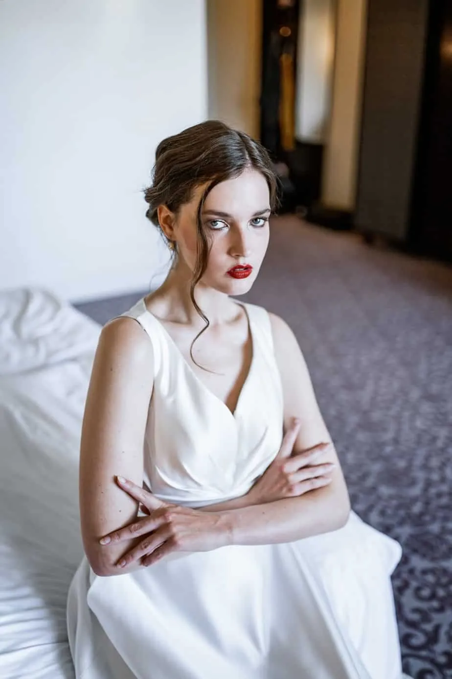 Portrait einer Braut mit elegantem Haarstyling und rotem Lippenstift