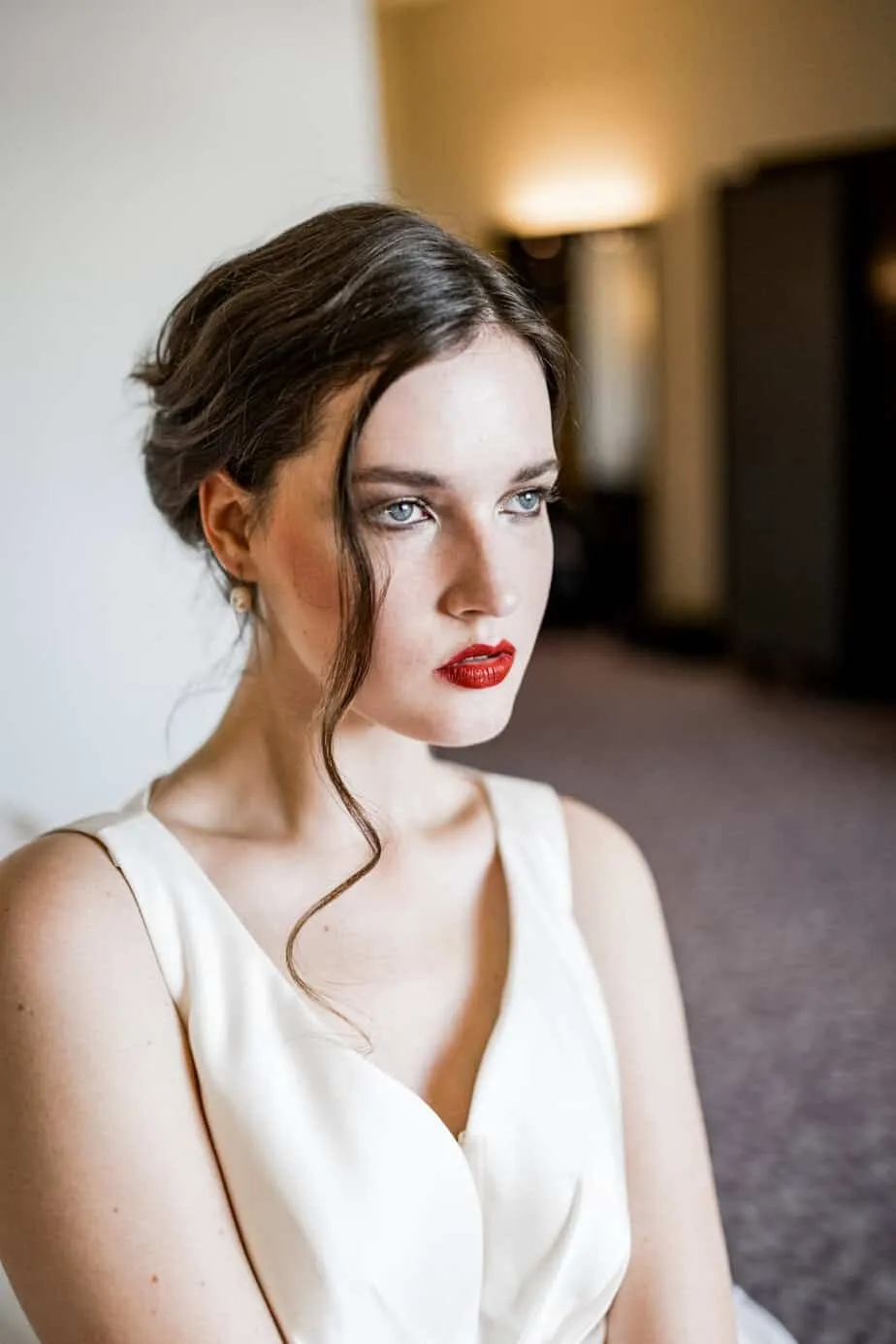 Nahaufnahme der Braut mit natürlichem Make-up und roten Lippen