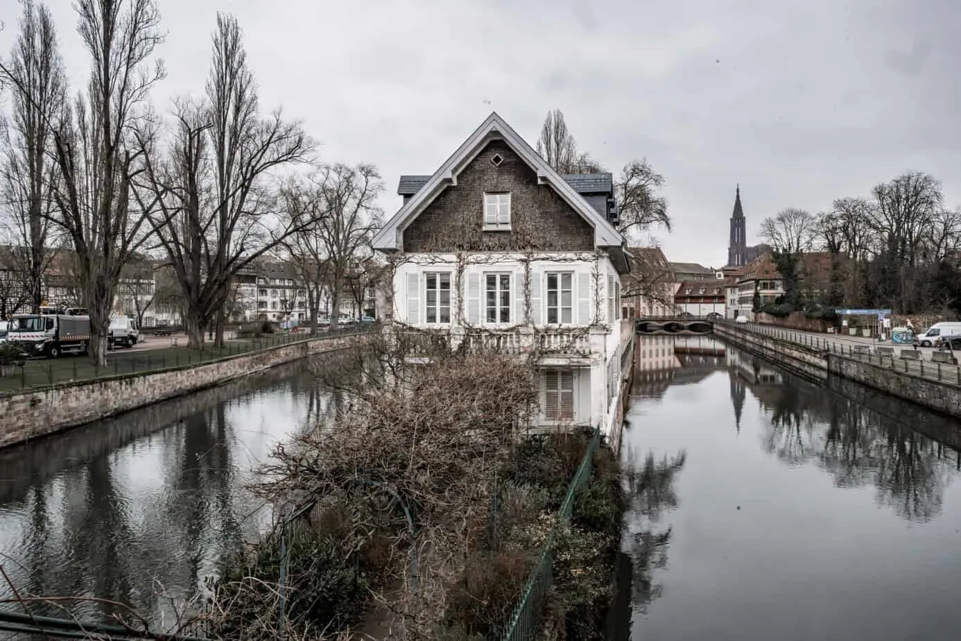 Blick entlang eines Kanals in Strasbourg