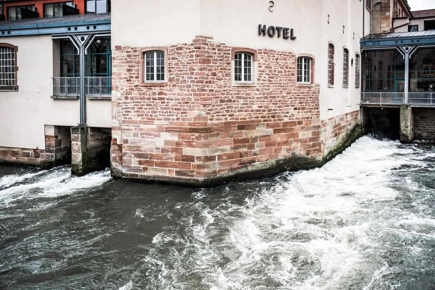Stilles Reisefoto aus dem historischen Strasbourg
