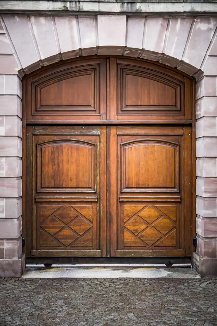 Holztür und Fassadendetail in der Altstadt von Strasbourg