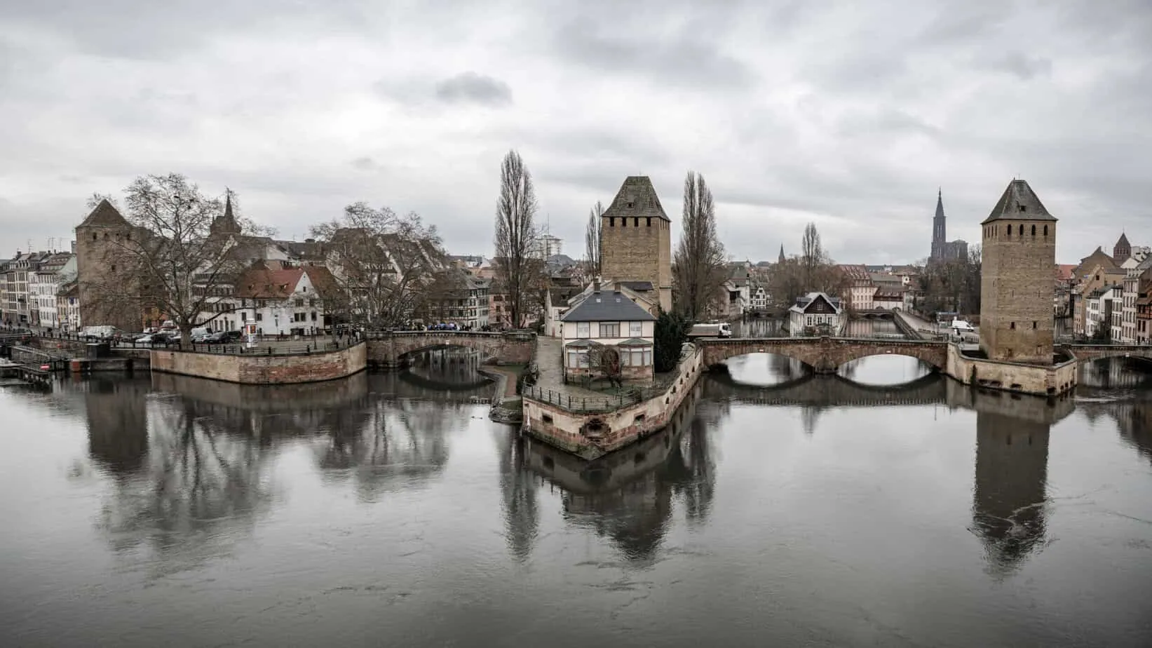 Panorama der Ponts Couverts in Strasbourg am Wasser
