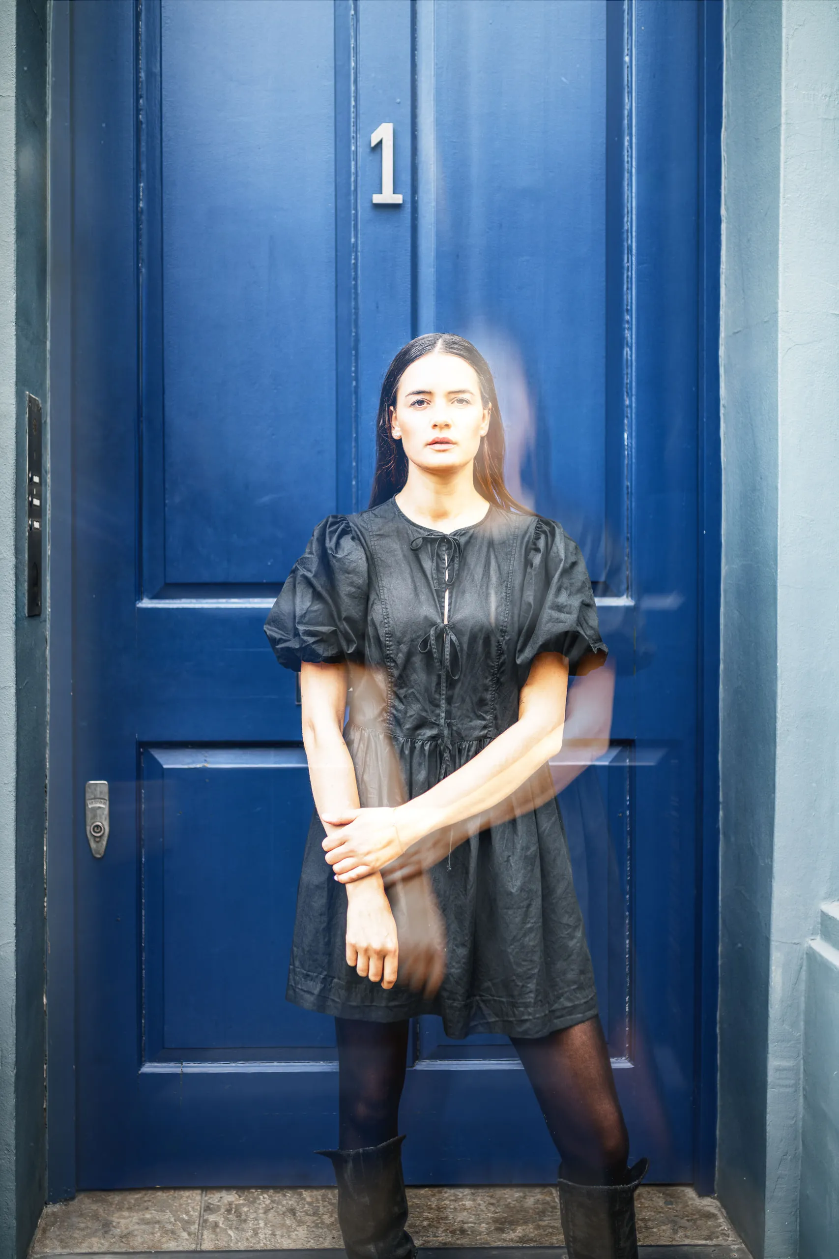 Mariam vor einer blauen Haustür bei einem Editorial Shooting in London