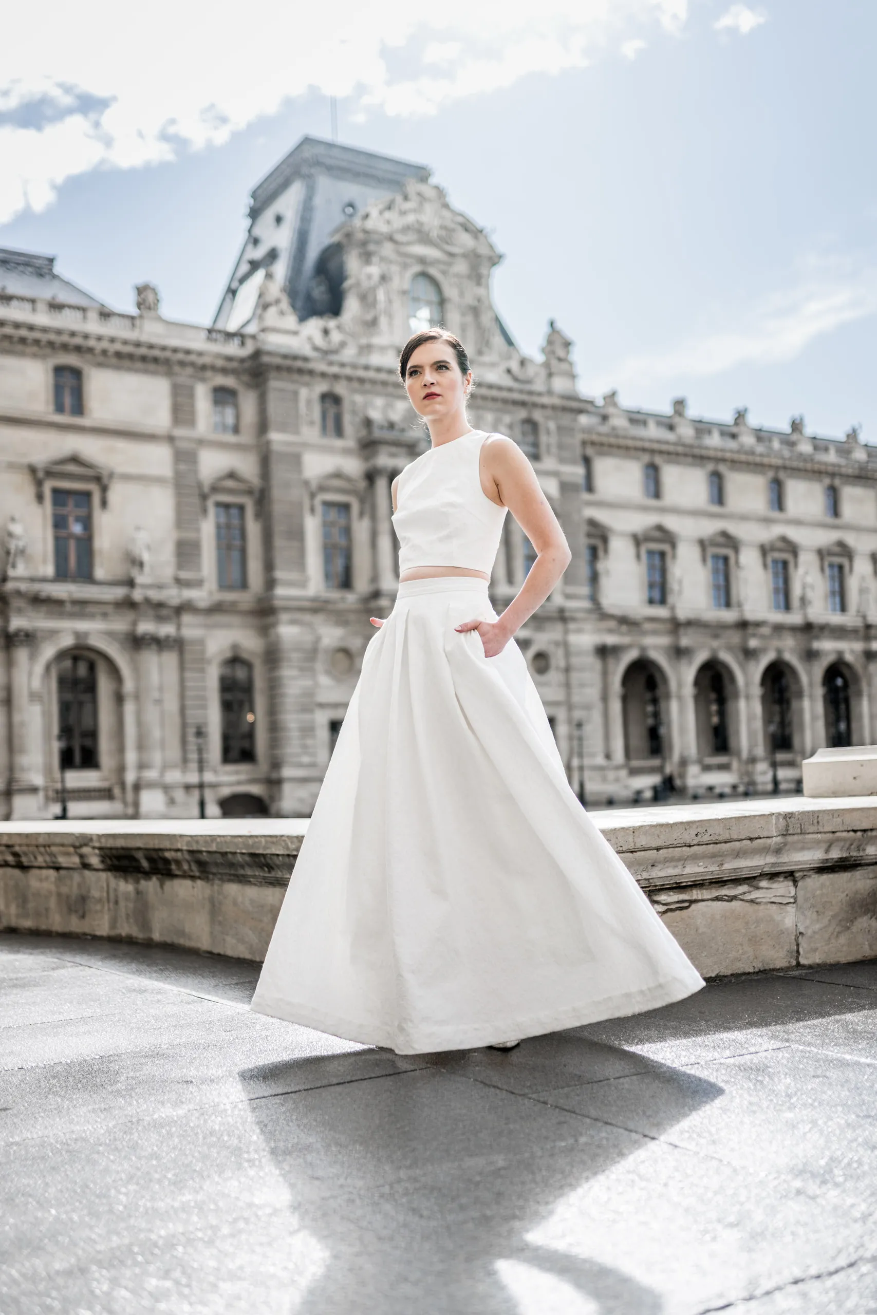 Modernes Brautkleid vor der Architektur des Louvre