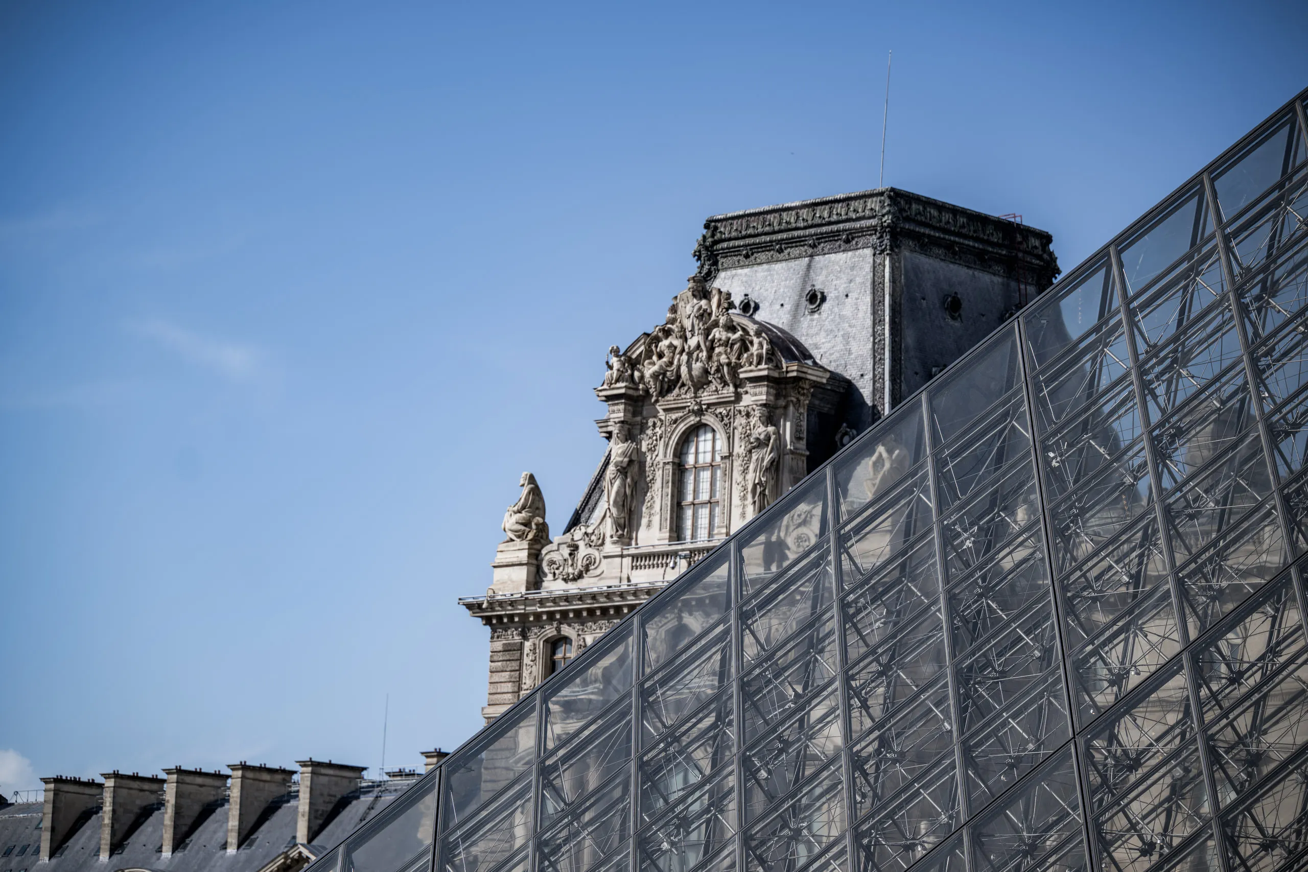 Glaspyramide und historische Fassade des Louvre in Paris