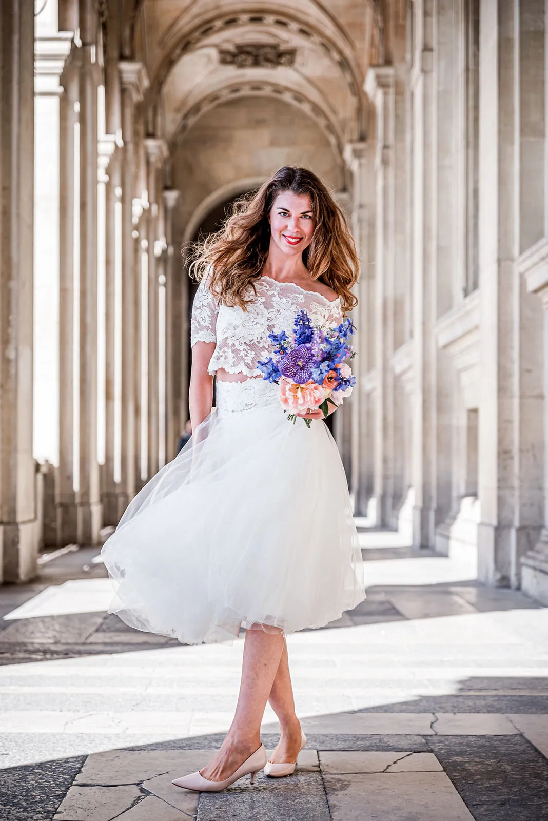 Braut mit kurzem Kleid bei einem stilvollen Paris Fotoshooting