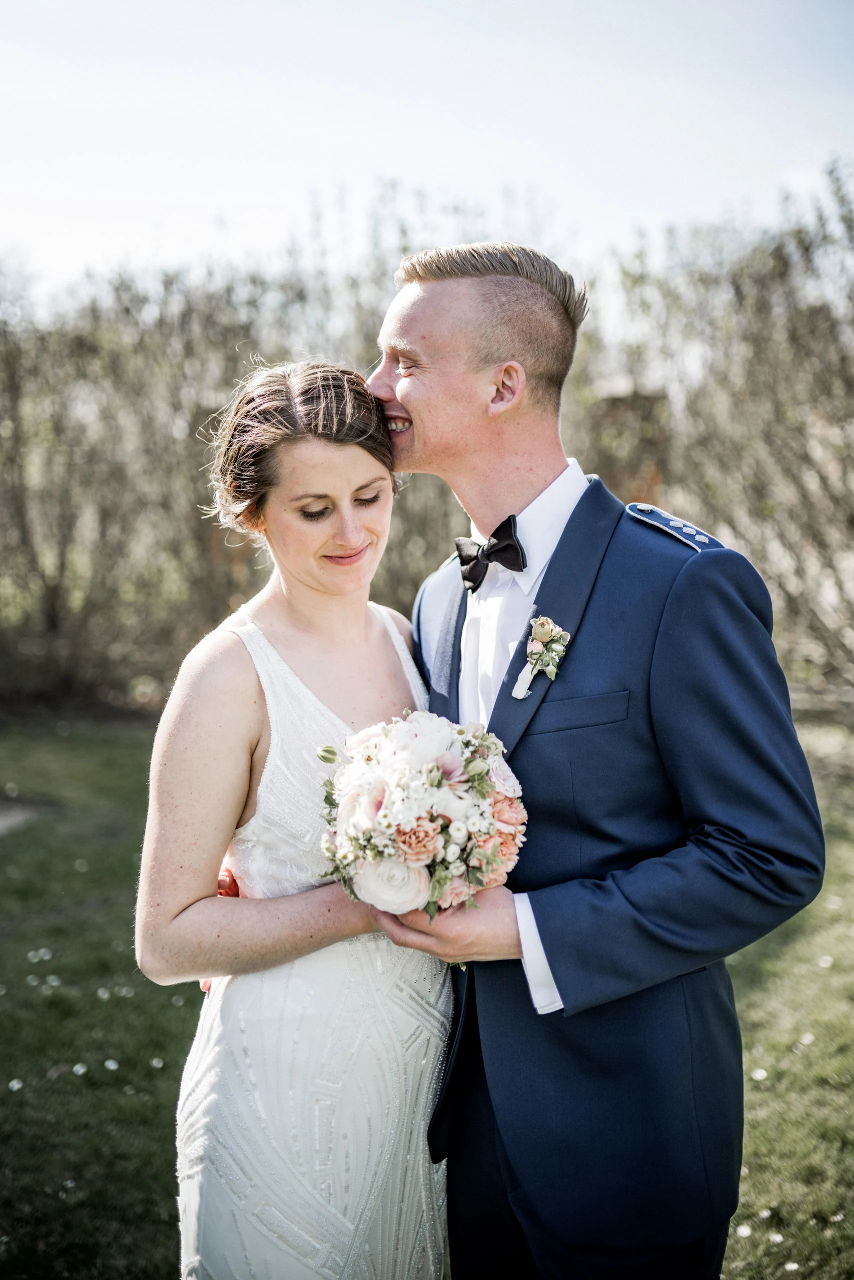 Valerie und Tim bei ihrem Brautpaarshooting im Frühlingslicht