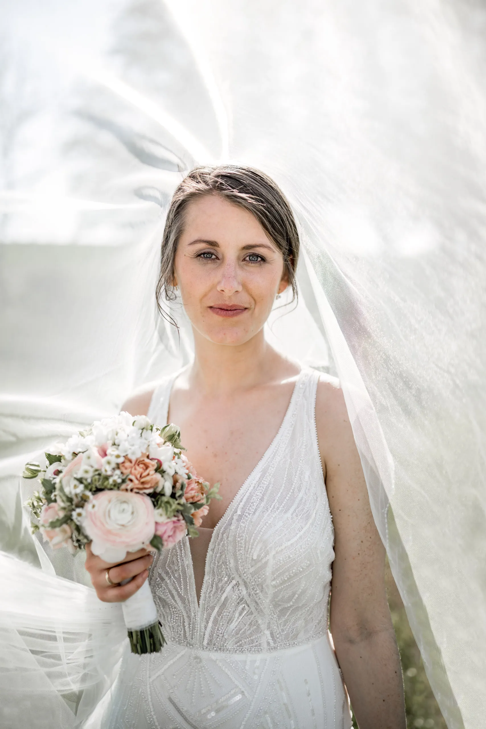 Natürliches Brautportrait von Valerie mit Schleier und Brautstrauß