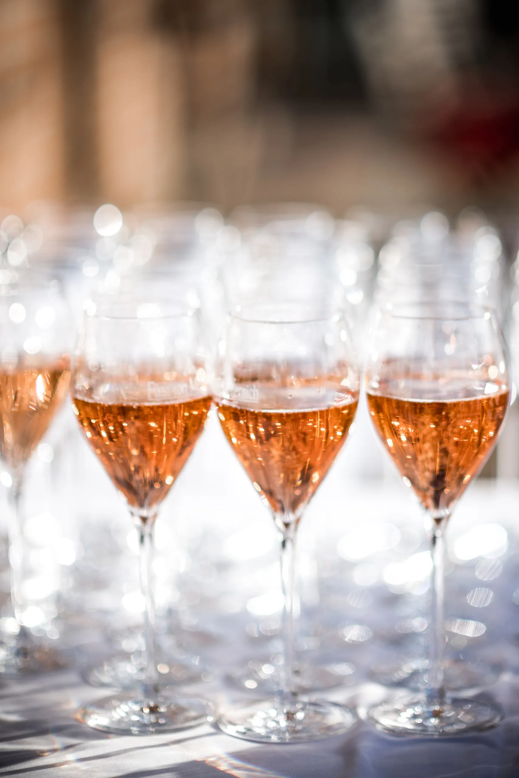 Roséfarbener Sektempfang bei der Frühlingshochzeit