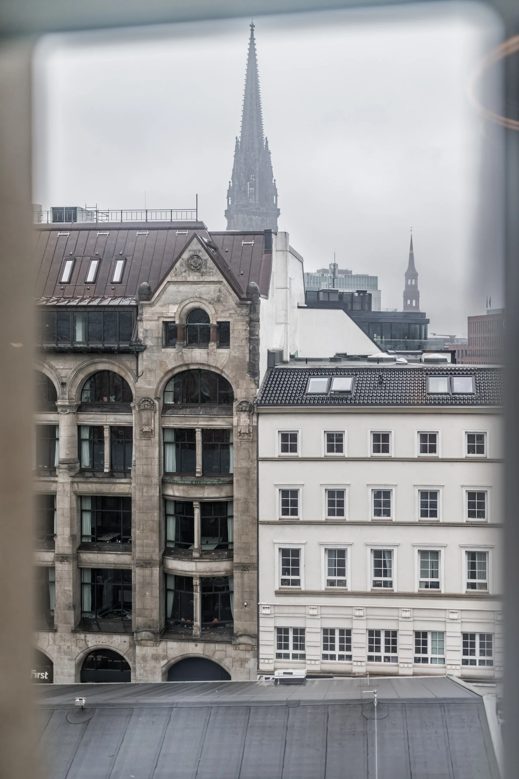 Blick aus den Fraser Suites Hamburg auf den Michel und die Hamburger Innenstadt