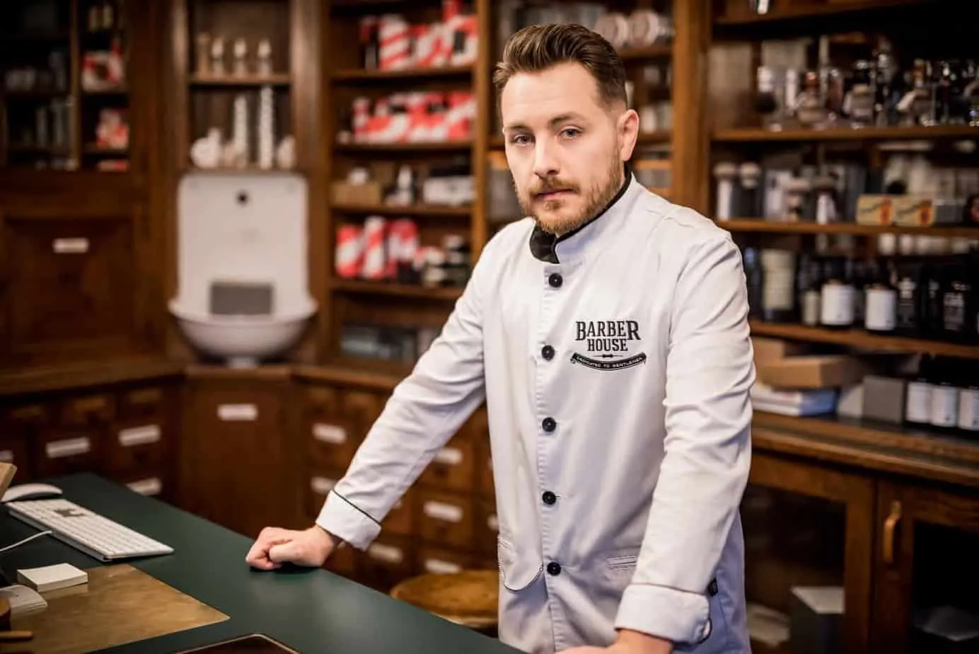 Barbier bereitet den Bart des Bräutigams vor der Hochzeit vor