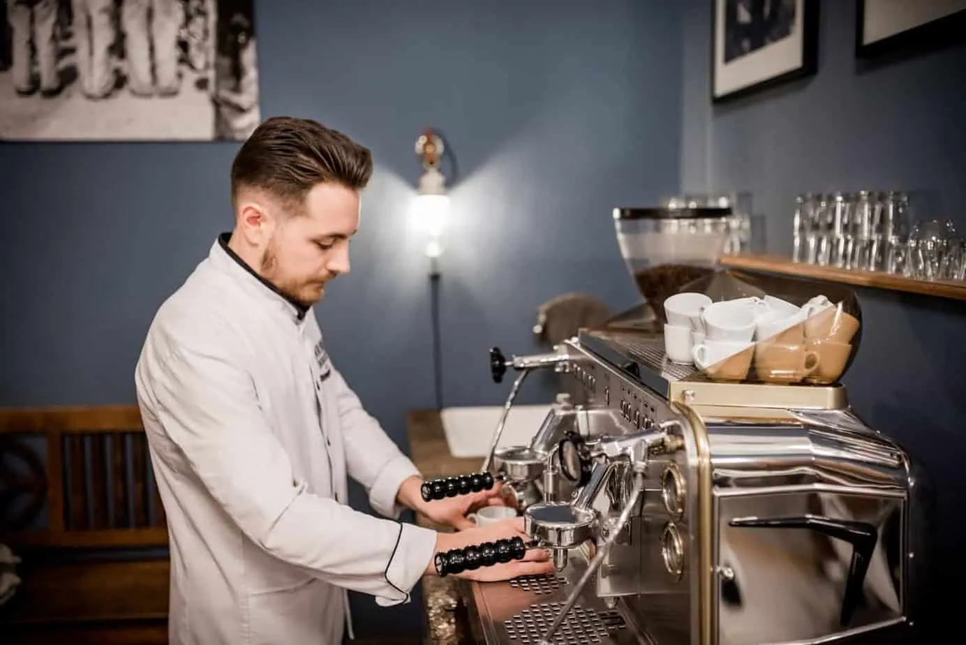 Detailaufnahme beim Bartstyling für den Bräutigam