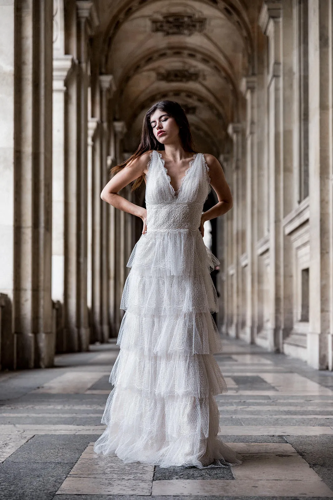 Braut beim modernen Hochzeitsfotoshooting auf einer Straße in Paris