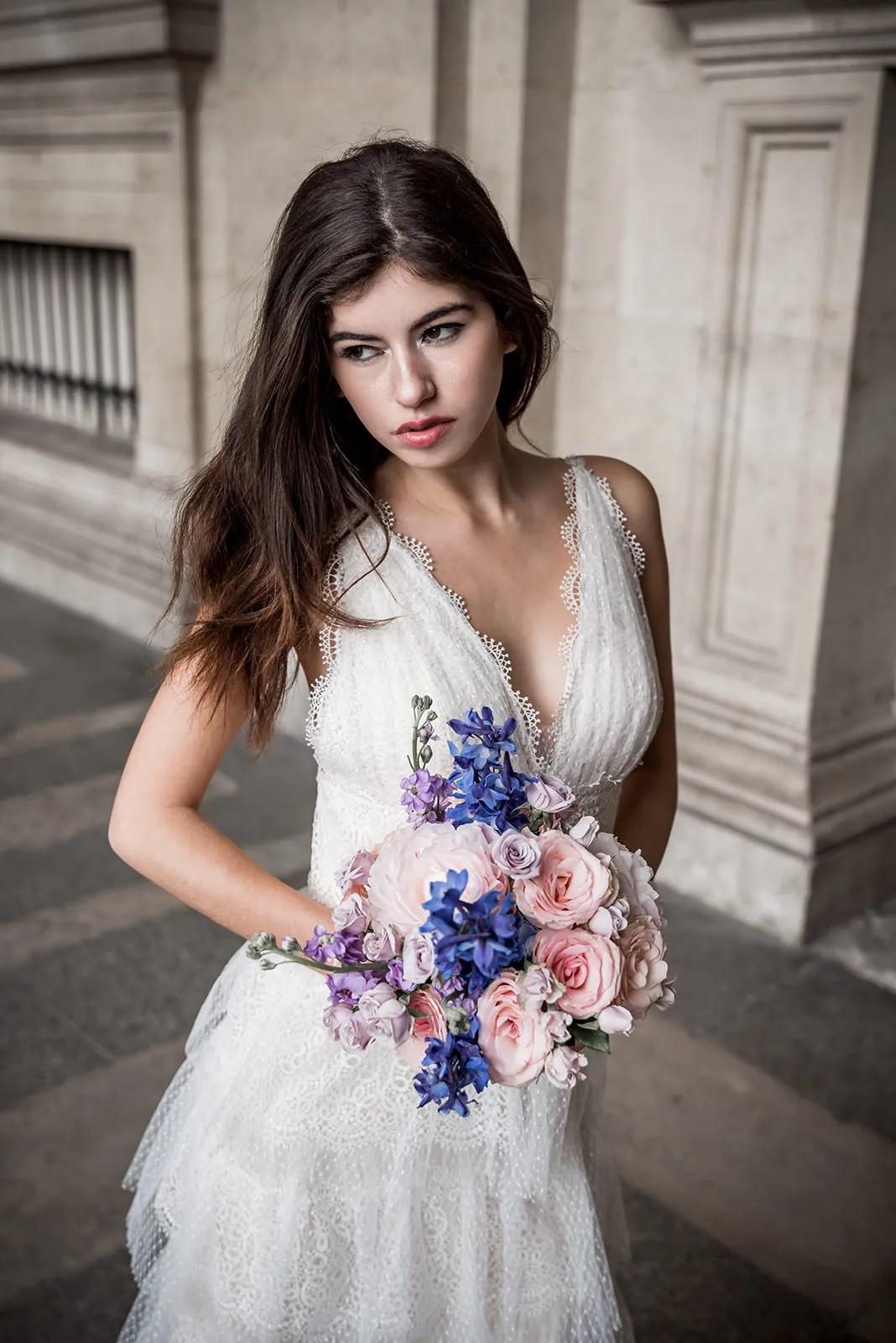 Braut in Paris mit kurzem Hochzeitskleid und klassischer Stadtkulisse