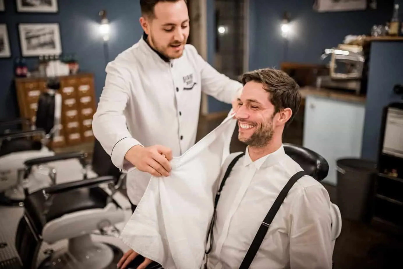 Barbier rasiert den Bräutigam vor der Hochzeit