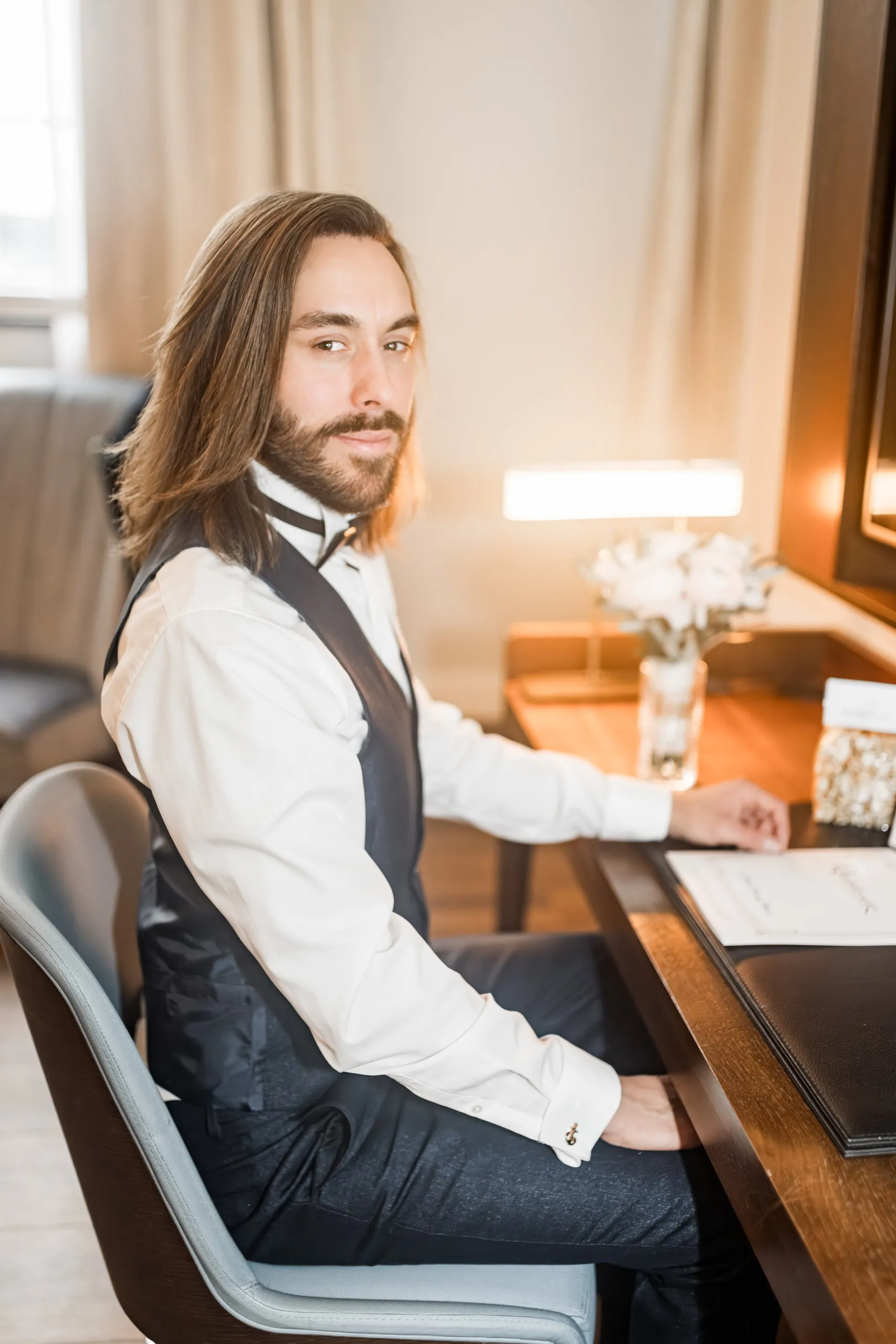 Braut beim Getting Ready in den Fraser Suites Hamburg