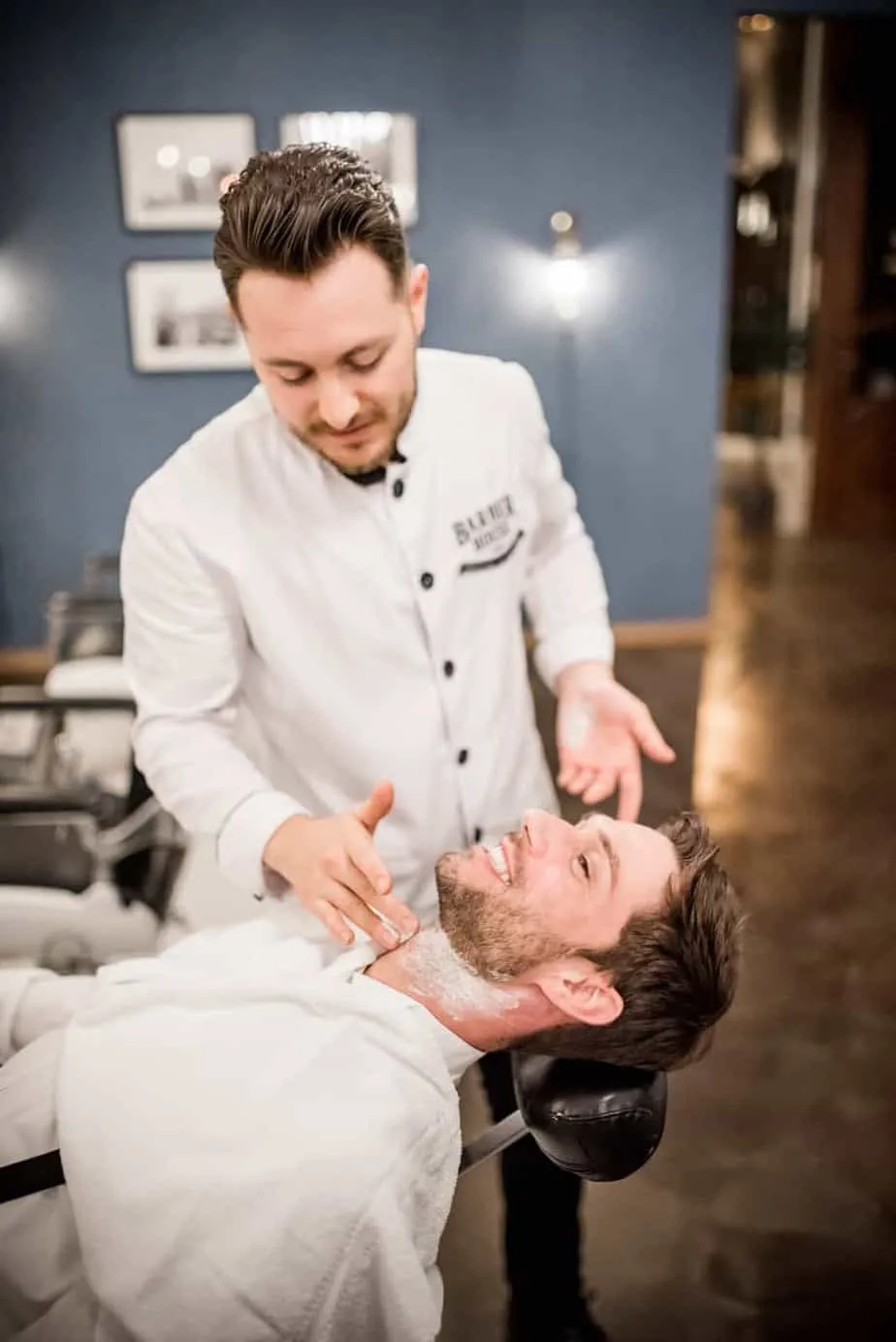 Elegantes Bräutigam Portrait im Barberhouse Hamburg