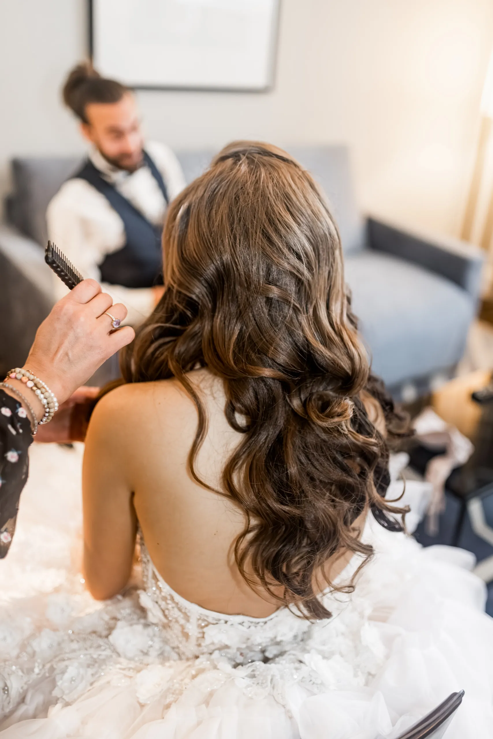 Brautstyling im natürlichen Licht einer Hotelsuite in Hamburg