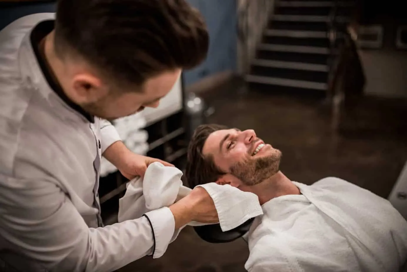 Detail einer gepflegten Herrenrasur vor der Hochzeit