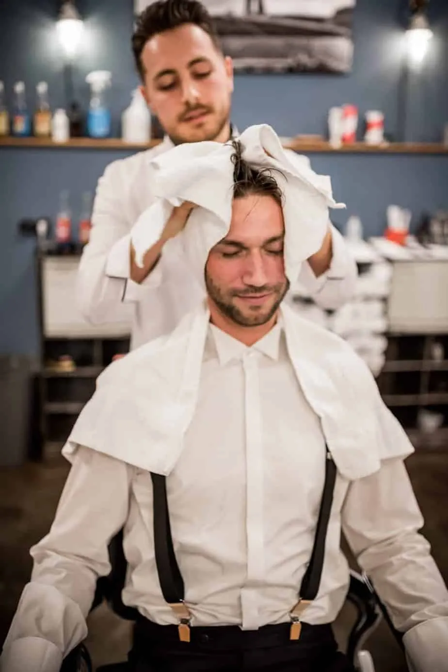Bräutigam Portrait mit dunklem Anzug und Fliege