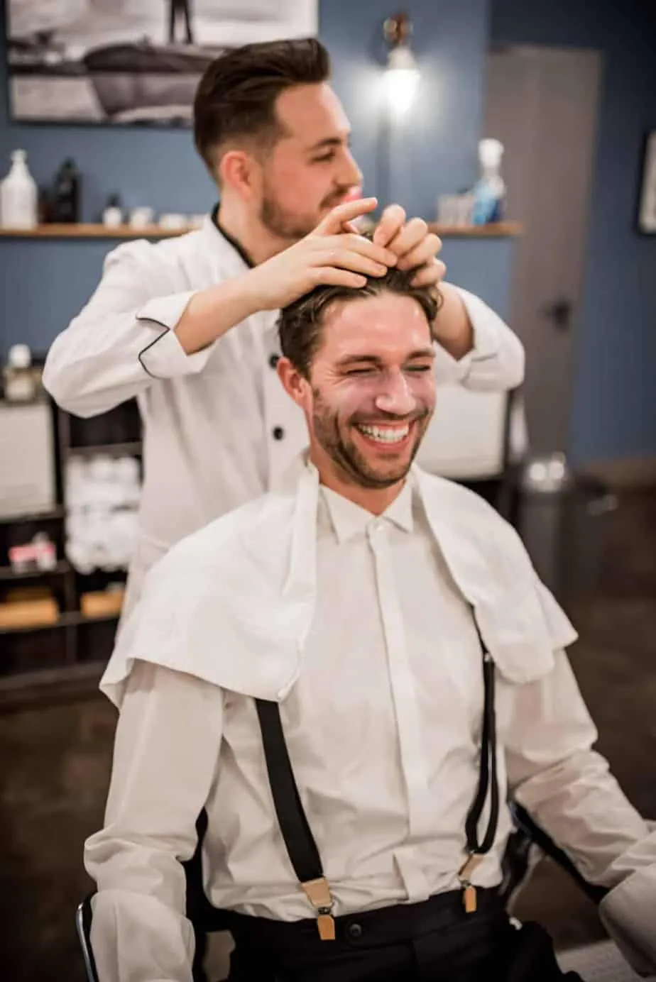 Bräutigam mit Bart beim Hochzeitsstyling in Hamburg