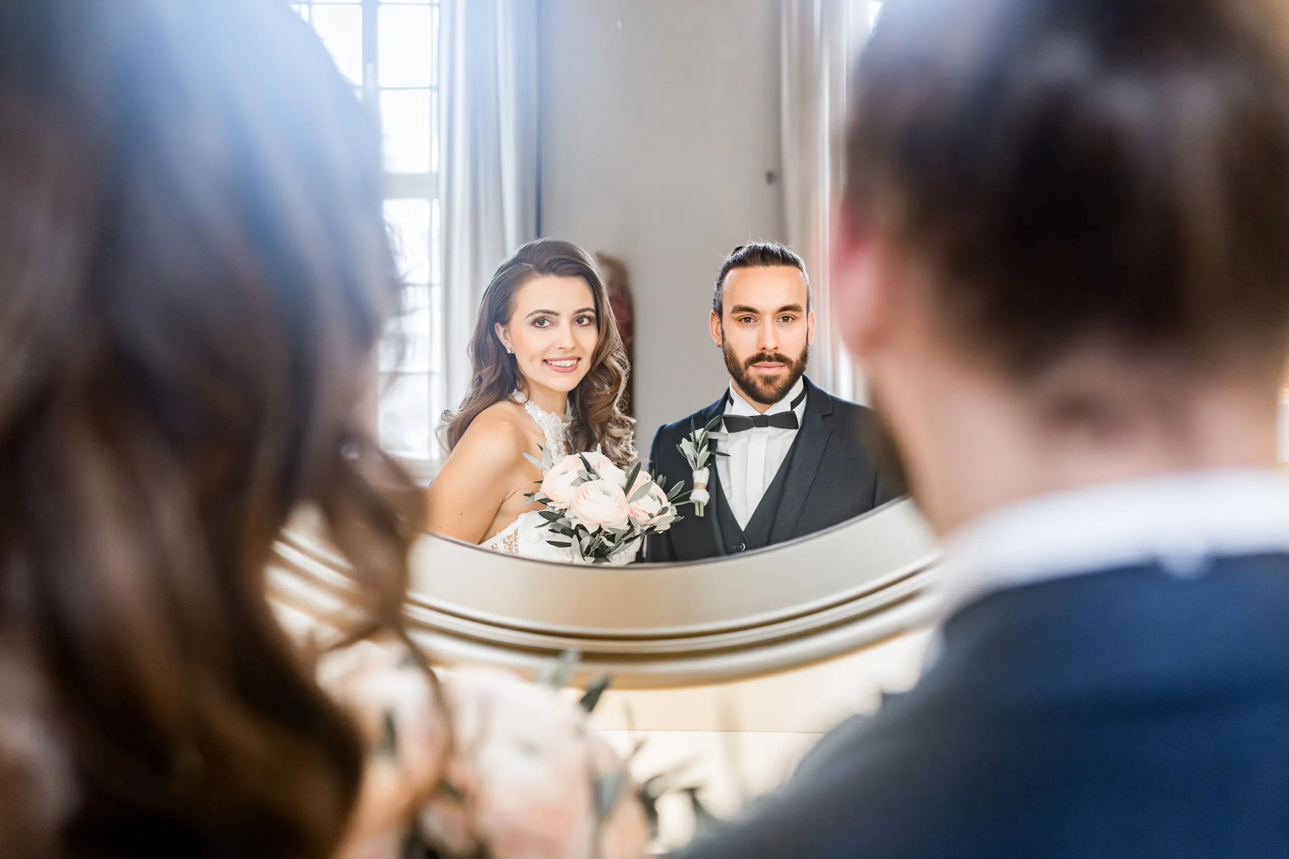 Brautpaarshooting im historischen Treppenhaus der Fraser Suites Hamburg