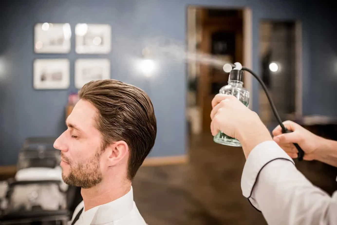 Bräutigam richtet seinen Look vor der Hochzeit
