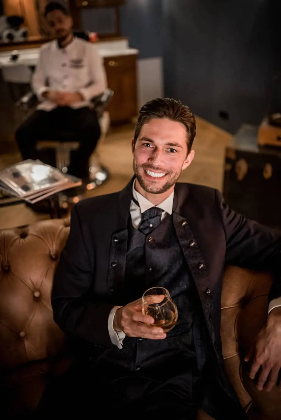 Portrait des Bräutigams nach Bartpflege und Styling