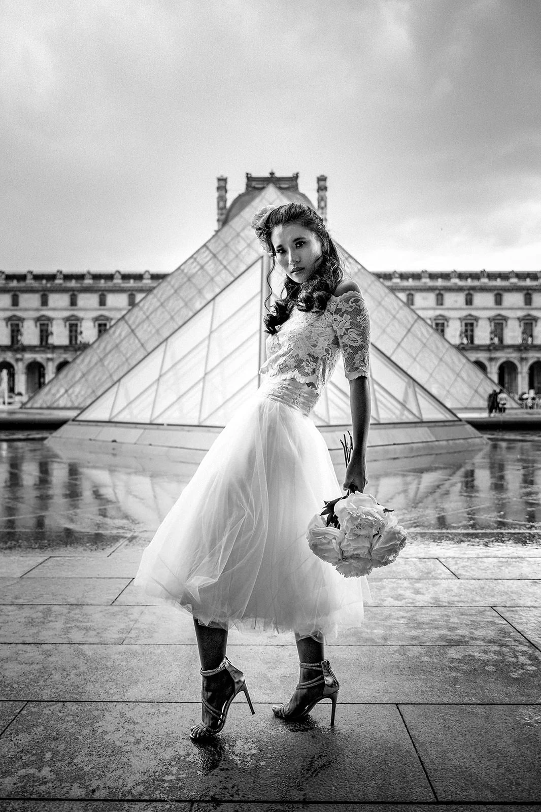 Braut vor der Glaspyramide des Louvre bei einer Traumhochzeit in Paris